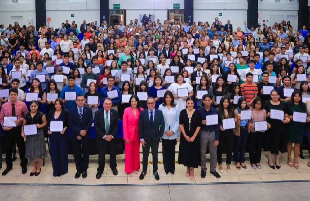 Asamblea Legislativa entrega 150 becas universitarias a jóvenes estudiantes