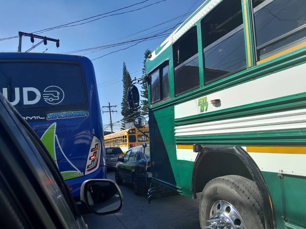 Usuarios reportan tráfico paralizado desde Santa Tecla hacia Los Chorros