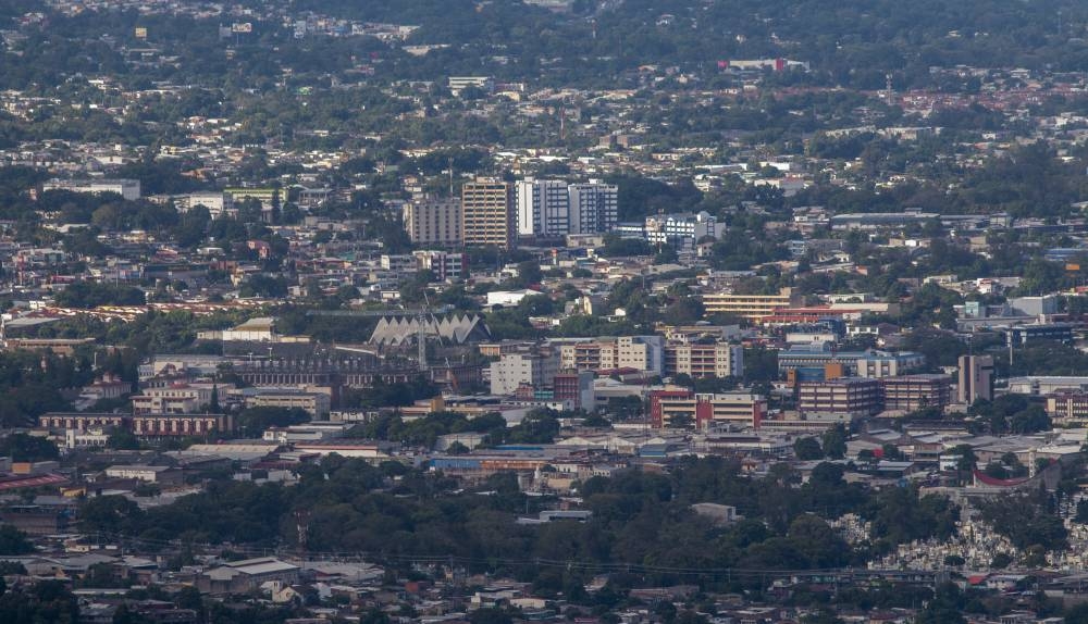 El Salvador es el que más redujo el riesgo país en Centroamérica durante 2024