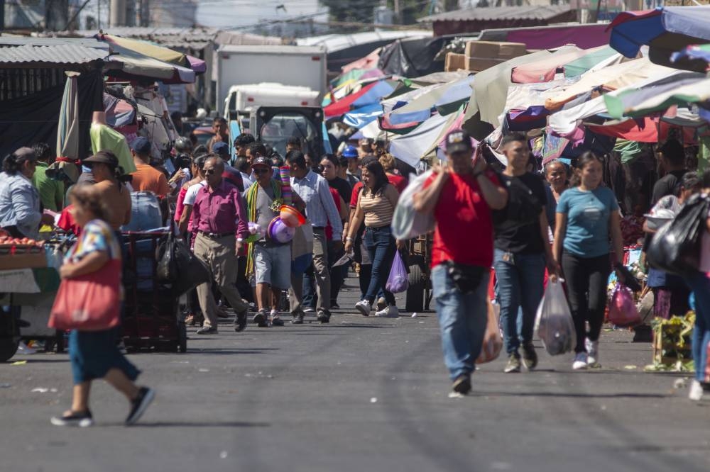 La mayoría de salvadoreños dice que tiene una economía «regular»