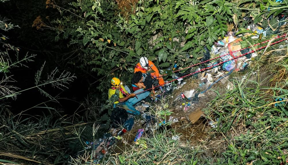 Recantan a persona que cayó en un barranco de 25 metros