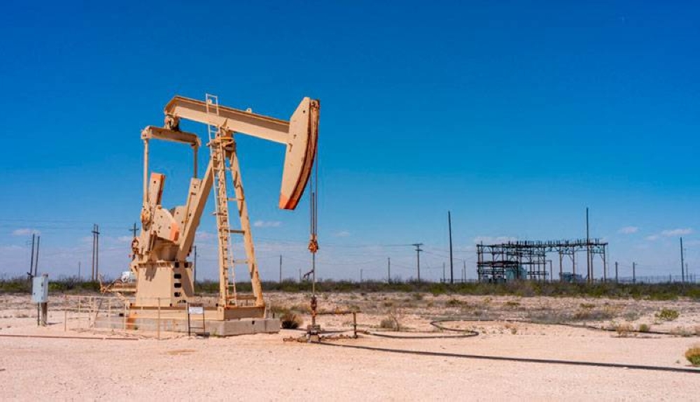 El petróleo baja al influjo del mercado bursátil