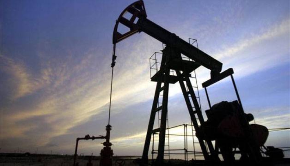 El petróleo baja por aumento de reservas en EEUU y anuncios de aranceles