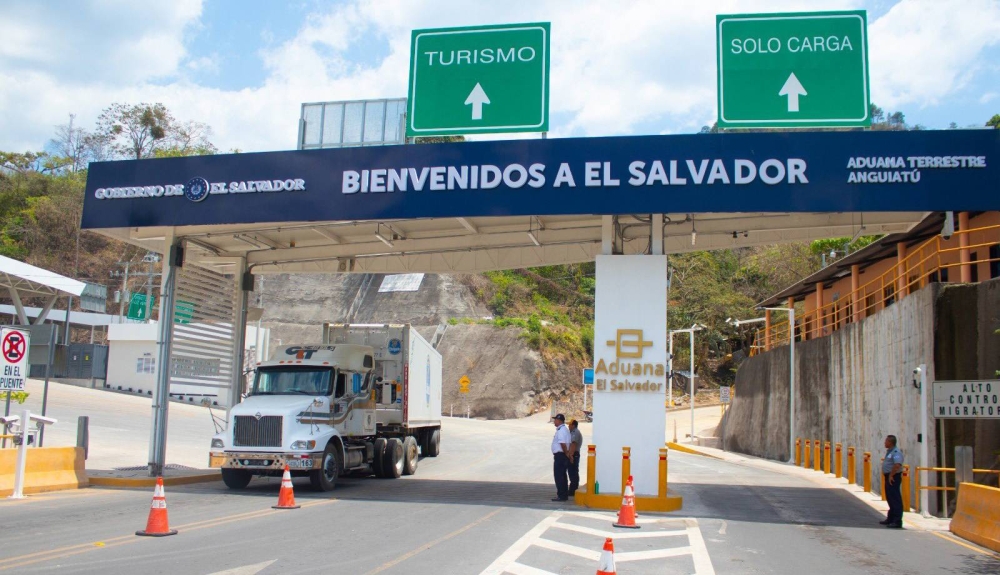 Estas son las pertenencias que más traen los salvadoreños que regresan al país, según Aduanas