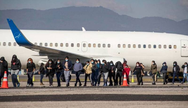 Trump admite excesos en política de deportaciones masivas en EEUU