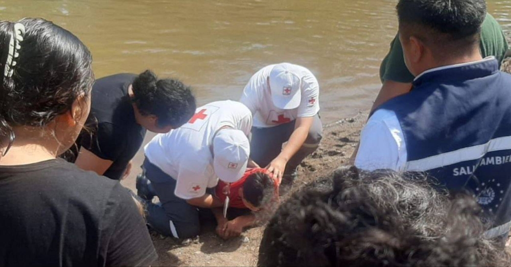 Cruz Roja rescata a un niño y un joven en Playa El Espino