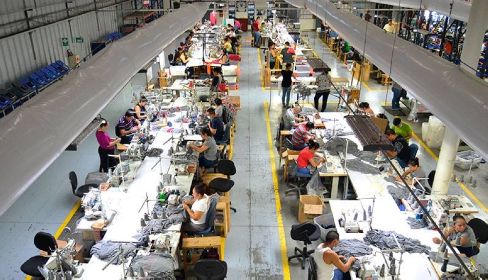 4 de 10 salvadoreños trabajan más de 9 horas diarias según Censo 2024