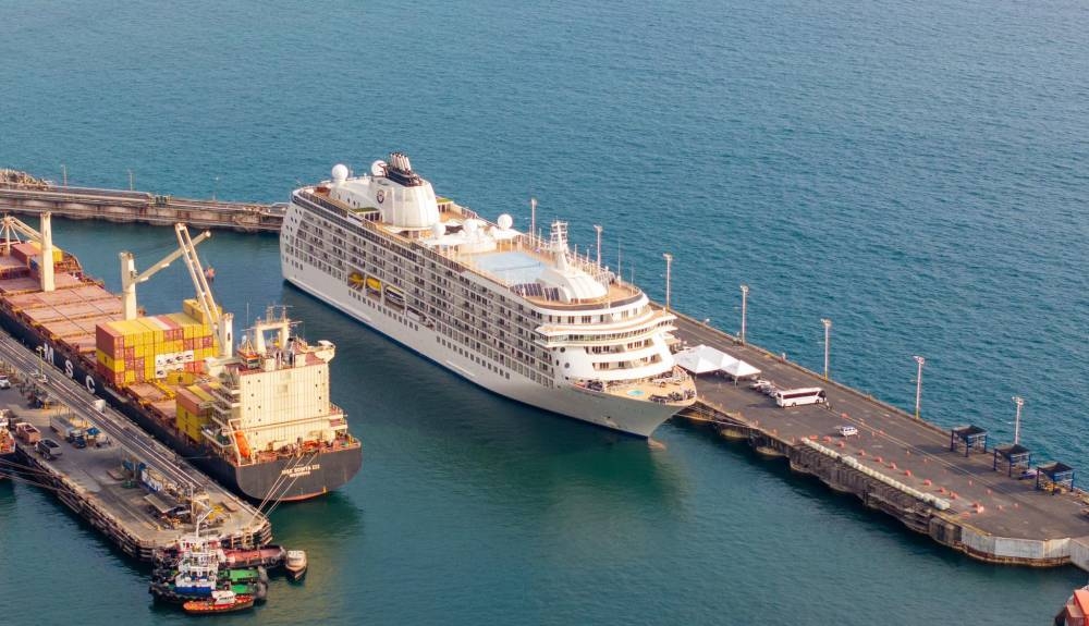 El Salvador recibió el barco «The World», el primer crucero de 2025