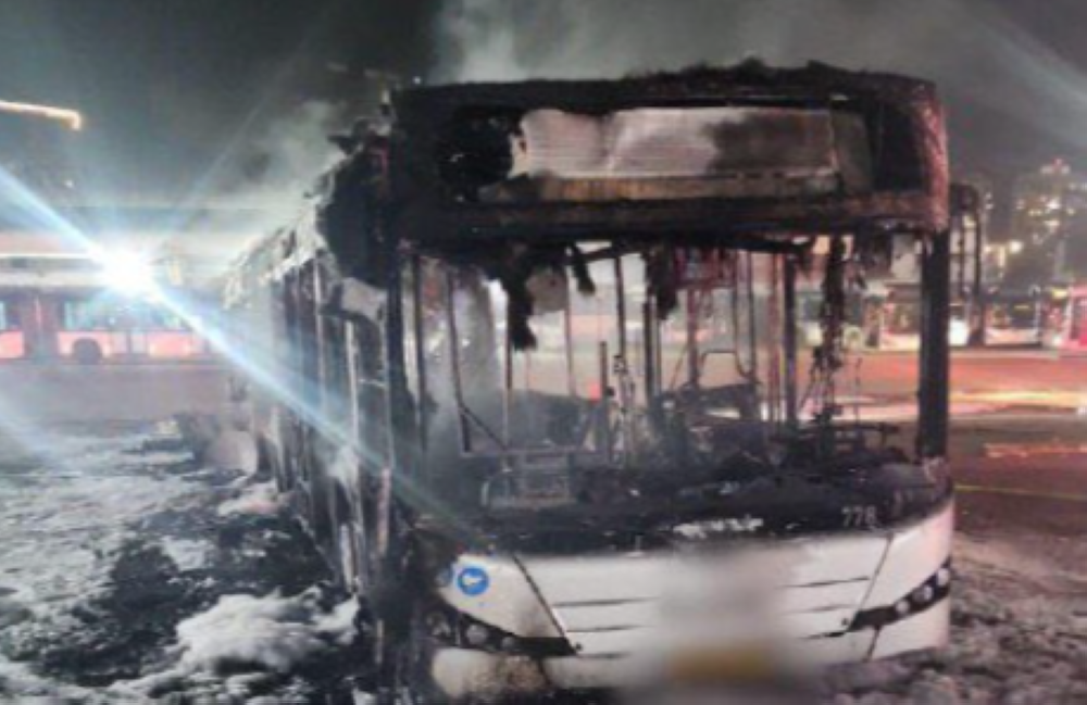 La Policía de Israel investiga la explosión simultánea de tres autobuses vacíos en al sur de Tel Aviv