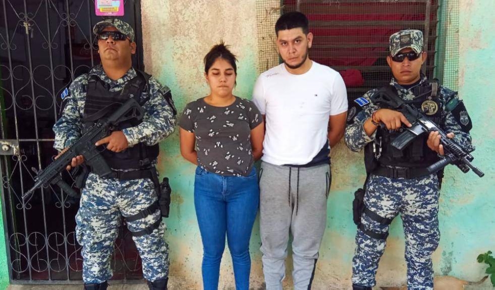 Arrestan a dos presuntos distribuidores de droga en Santa Ana