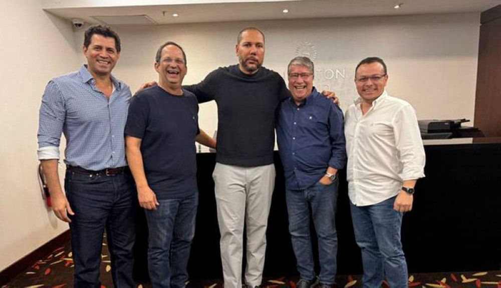 Yamil Bukele y la Fesfut le dan la bienvenida al «Bolillo» Gómez como nuevo técnico de la Selecta