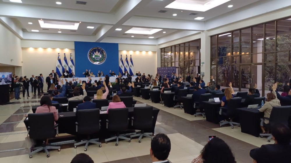 Culmina reforma constitucional rápida para eliminar deuda política