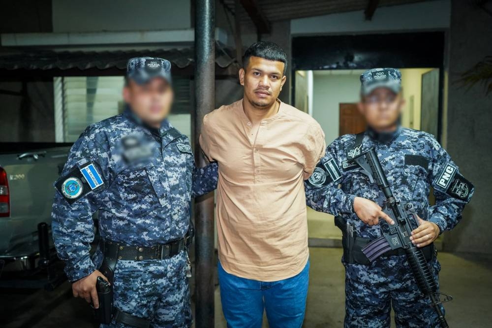 Salvadoreño es extraditado a España por agredir a una mujer