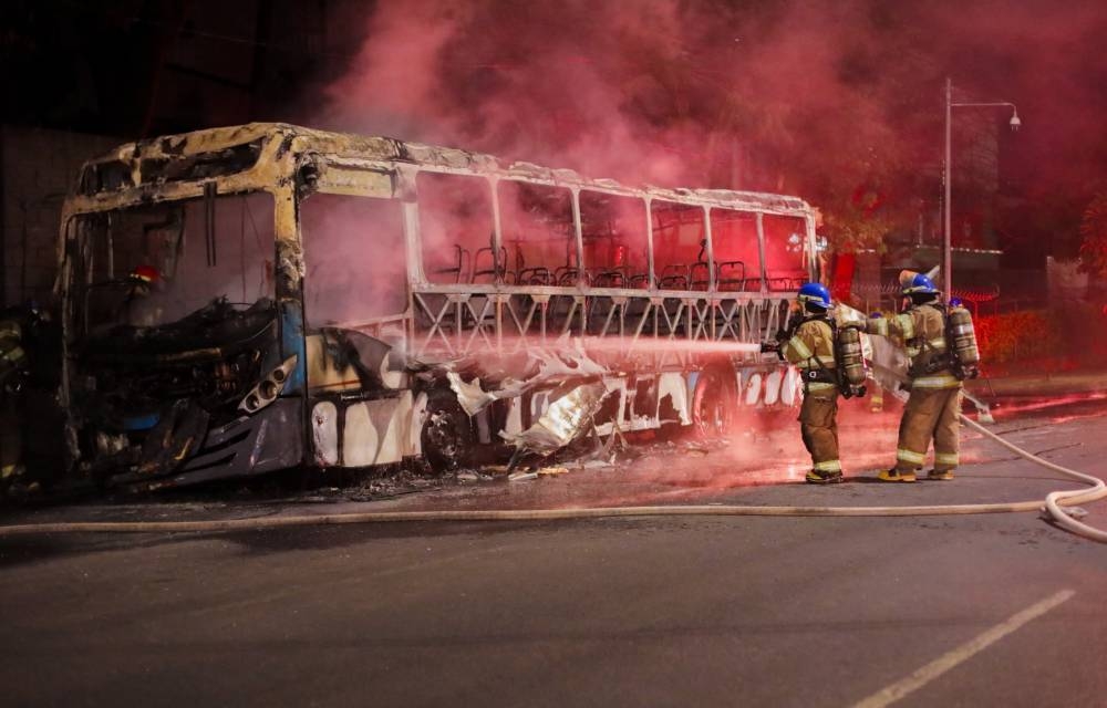 Un bus se incendió sobre el bulevar del Ejército este viernes