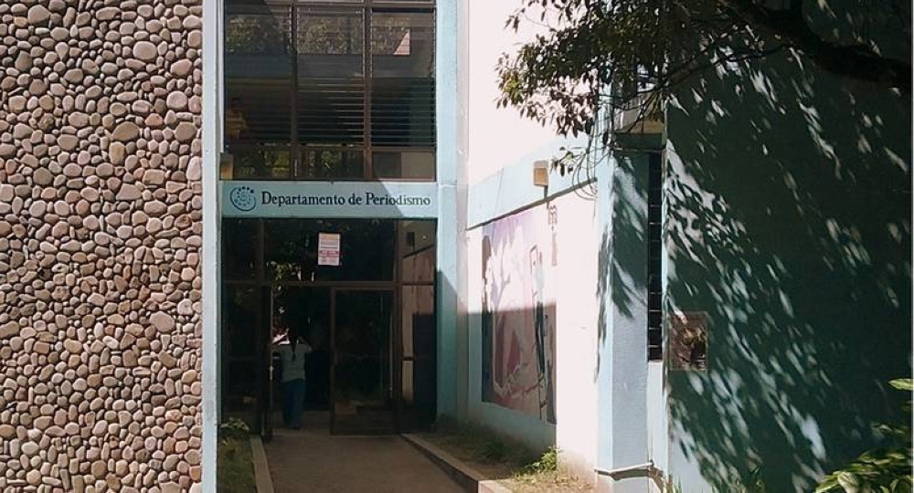 Dejan de ofertar materias de primer año de periodismo UES por nuevo pénsum