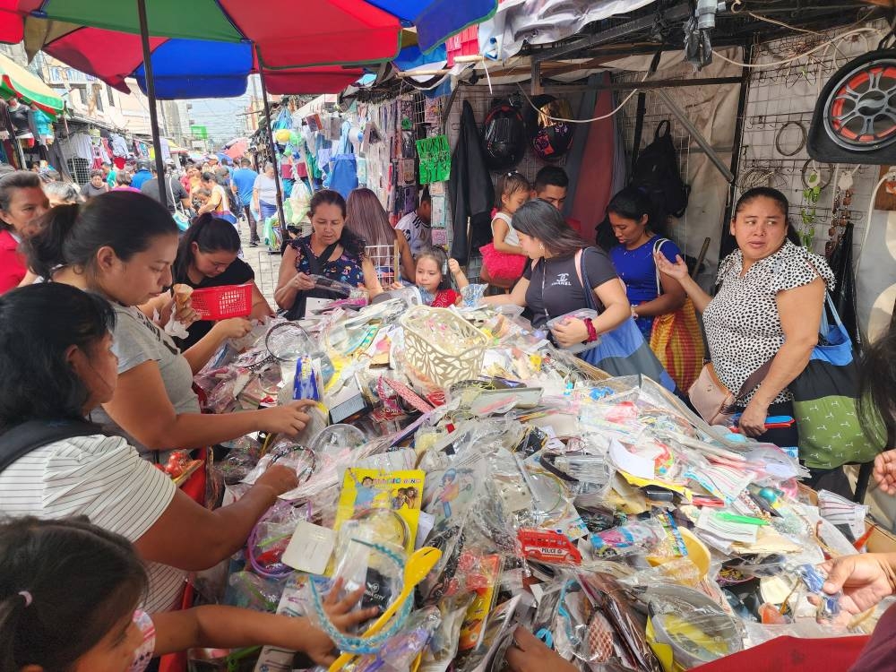 Vendedores del centro liquidan productos ante desalojos de la 4ª calle Poniente