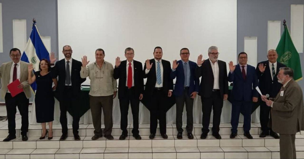 Colegio Médico juramenta nueva junta directiva presidida por Iván Solano