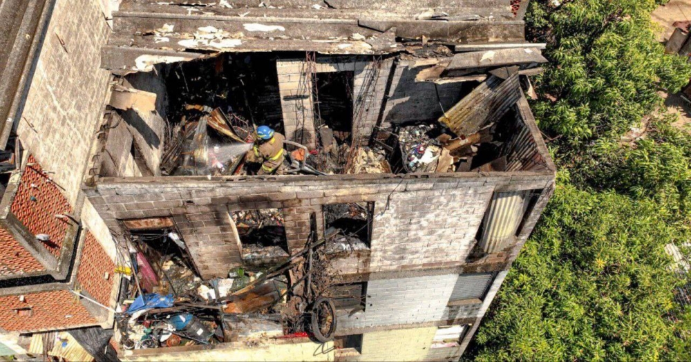 Voraz incendio consume estructura de apartamentos en San Jacinto