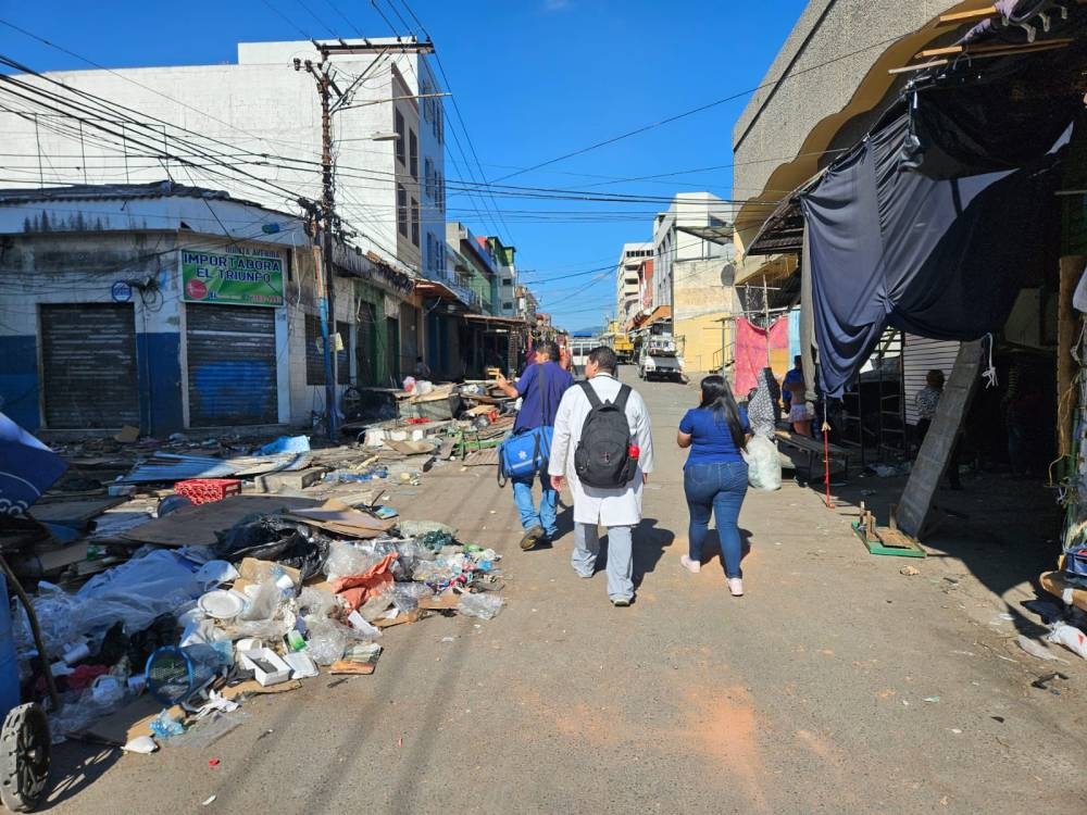 Vendedores continúan el desmontaje de sus puestos en el centro de San Salvador