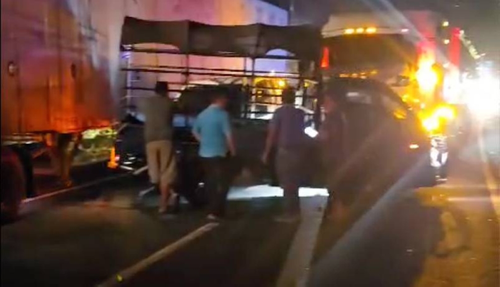 Un choque de una rastra y dos camiones bloqueó el paso en carretera de oro este lunes