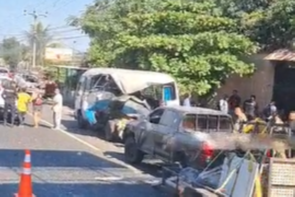 Accidente de tránsito entre microbús y vehículo particular deja varios lesionados en carretera a Quezaltepeque
