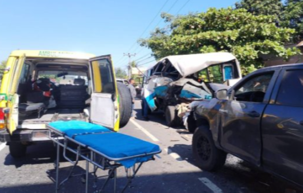 Confirman 14 lesionados en el choque entre un pick up y microbús en carretera a Quezaltepeque de este lunes