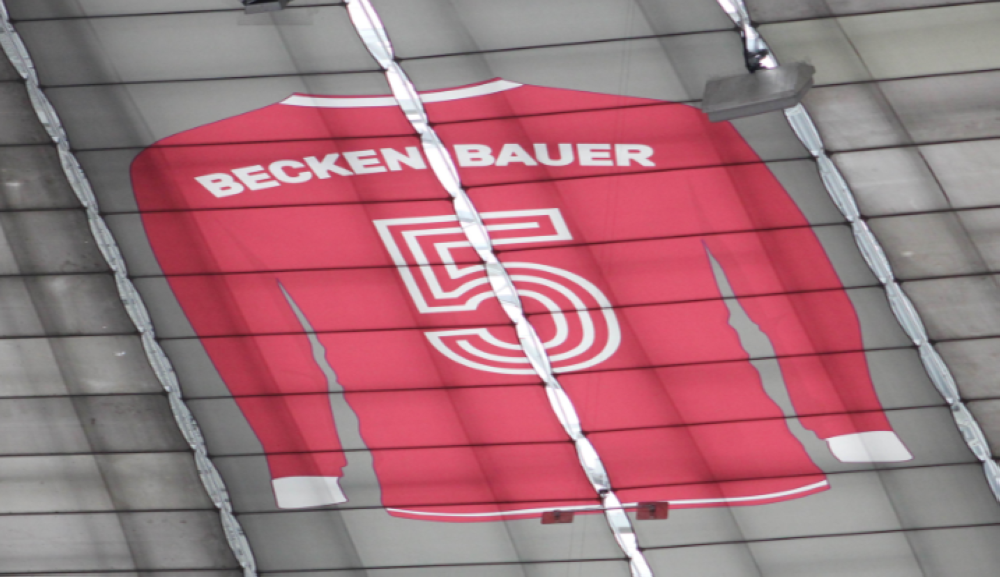 El Bayern homenajea a Beckenbauer con una camiseta gigante en su estadio