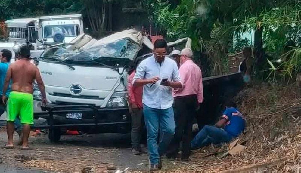 Dos personas muertas y varios lesionados deja choque entre camión y motocicleta en Ahuachapán
