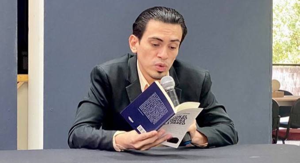 Con el rostro contra la pared: Nuevo poemario del salvadoreño Javier Iraheta