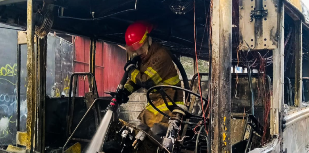 Un bus se quema en Antiguo Cuscatlán este jueves
