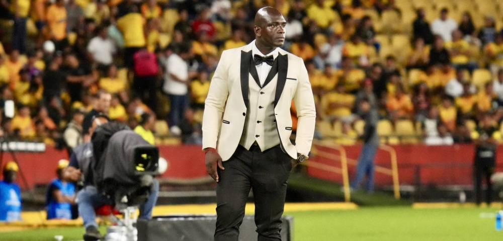 Insólito: Técnico del Barcelona de Ecuador viste traje de gala y se roba las miradas en la Copa Libertadores