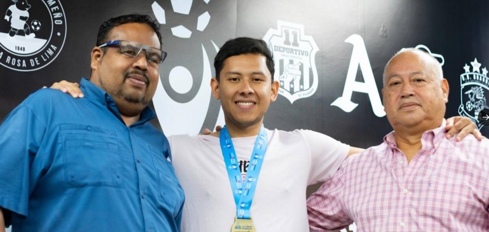 El guardameta Gerson López recibe su medalla de campeón del Apertura 2024