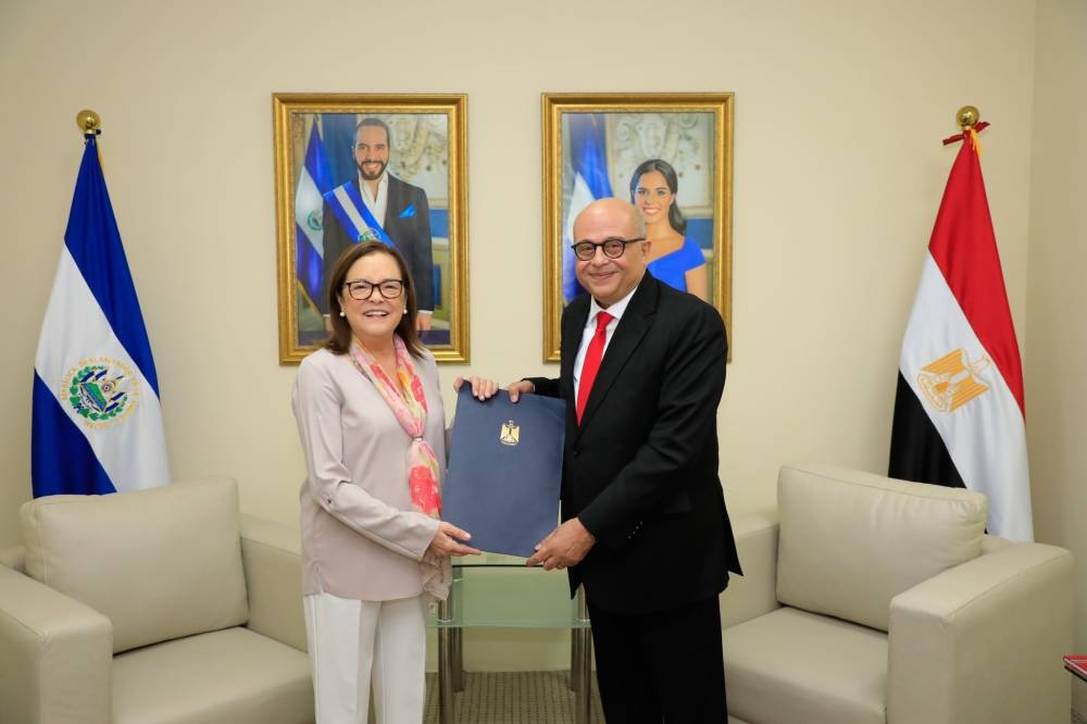 Canciller salvadoreña recibe copias de estilo de embajador de Egipto