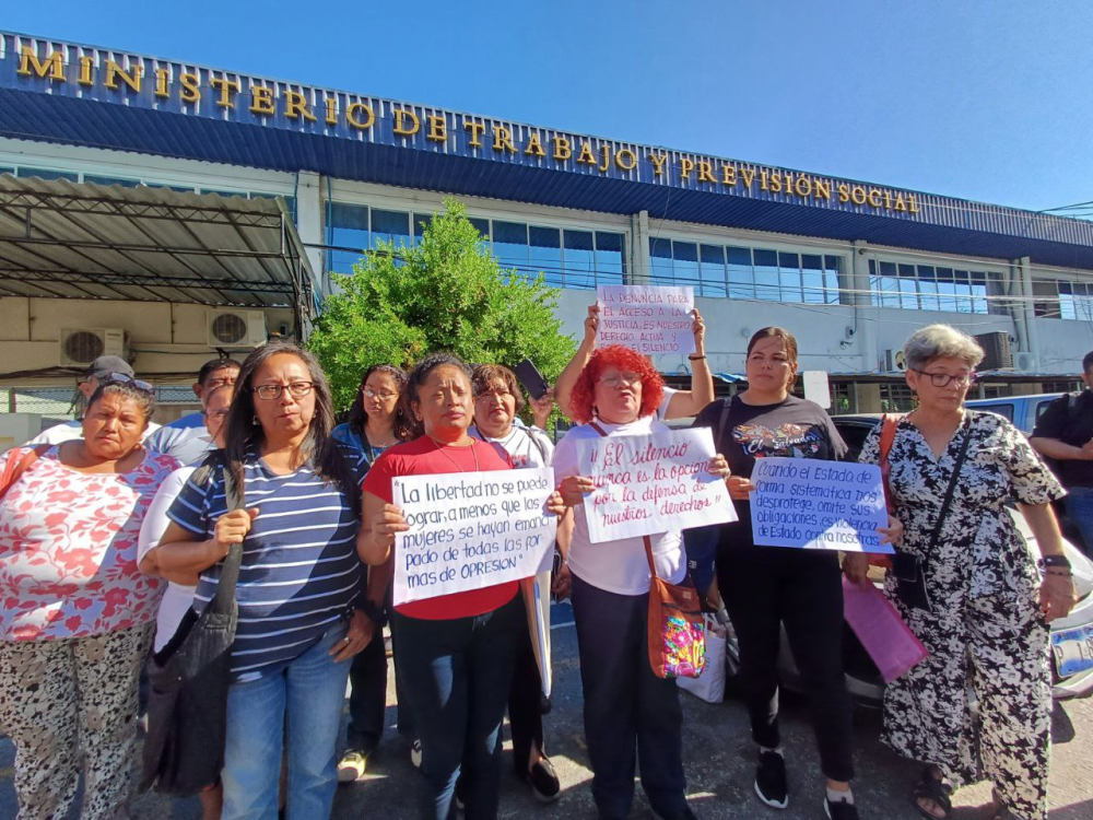Movimiento de mujeres protesta contra despidos y se reúne con Ministerio de Trabajo