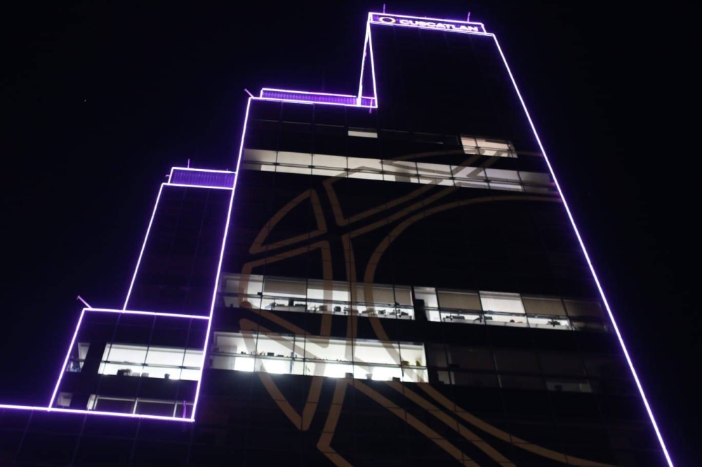 Banco CUSCATLAN iluminó la Torre Cuscatlán de morado en apoyo a la igualdad de género y empoderamiento de la mujer