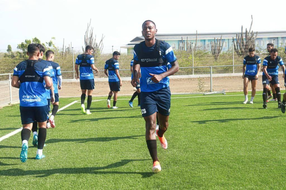 Bryan Gil acepta regresar a la Selecta dice presidente de FESFUT