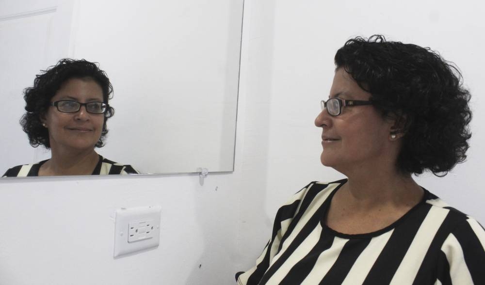 Leyla, la única mujer que enseña ingeniería mecánica en la UES