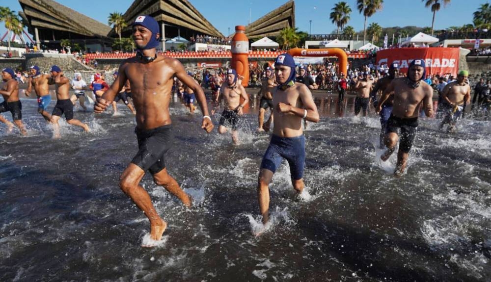 Al menos 175 nadadores compitieron en la prueba del «Paso del Hombre» de la Cruz Roja