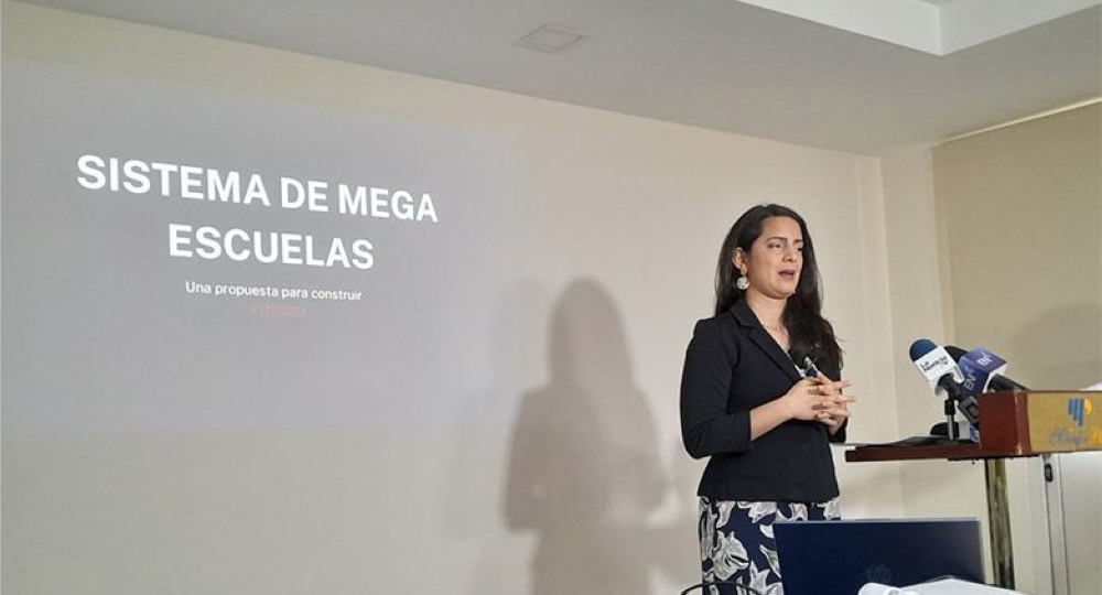 Claudia Ortiz propone transporte gratuito y alimentación subsidiada en «megaescuelas»