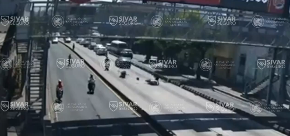 Video: Motociclista muere al impactar en separadores de Sitramss tras arrollar a otro hombre