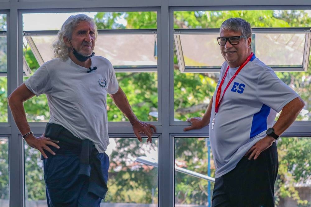 El Mágico González acude a saludar al Bolillo Gómez