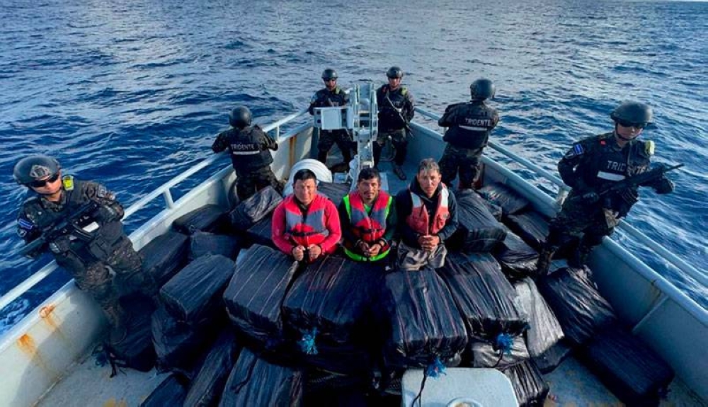 Marina incauta cocaína valorada en más de $37 millones a 1,111 km de la costa salvadoreña