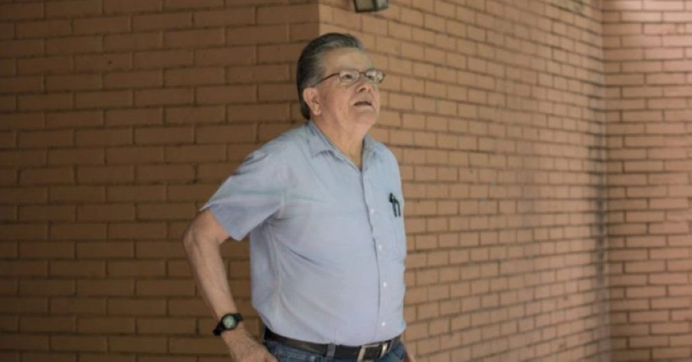 Policía de Nicaragua impide salir de su casa a excomandante sandinista Henry Ruiz