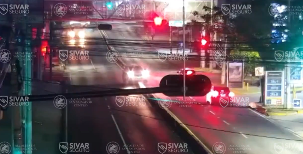 Video: Conductor ebrio choca contra separadores en el Paseo General Escalón de San Salvador y es capturado