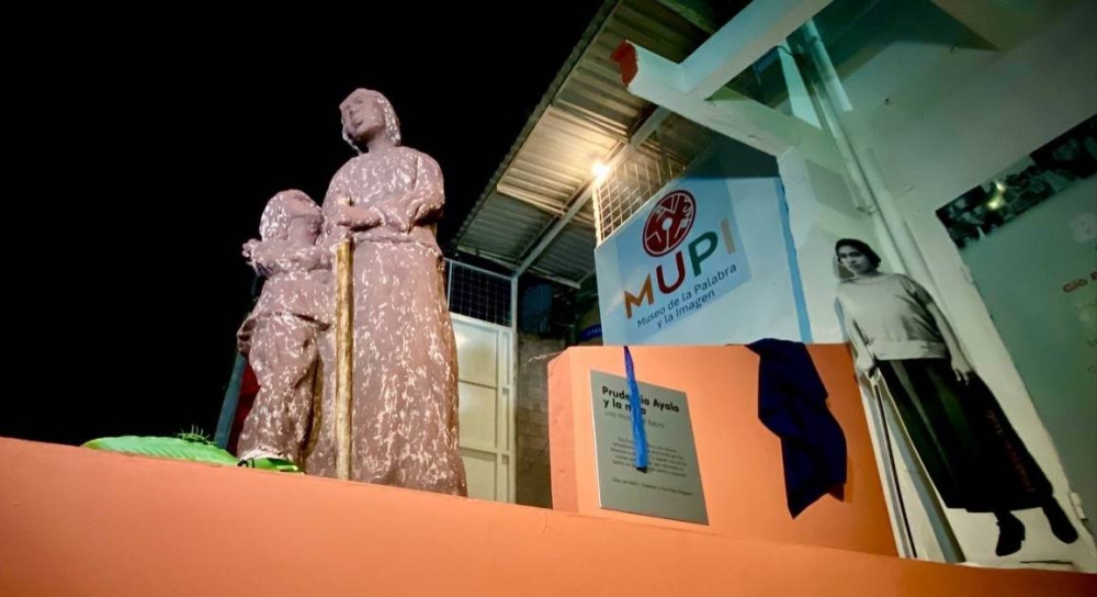 Escultura de Prudencia Ayala es develada en el Museo de la Palabra y la Imagen