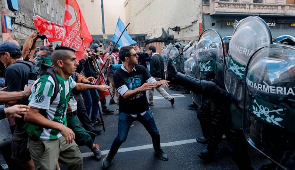 La policía argentina reprime a manifestantes en la marcha de los jubilados