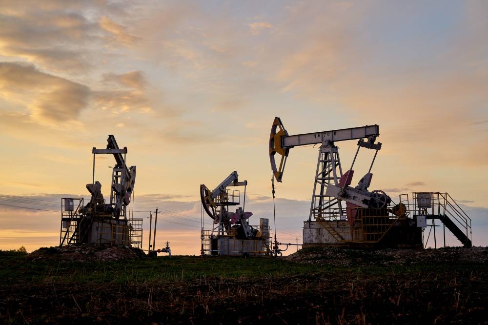 El petróleo sube en mercado más tranquilo por oferta y demanda