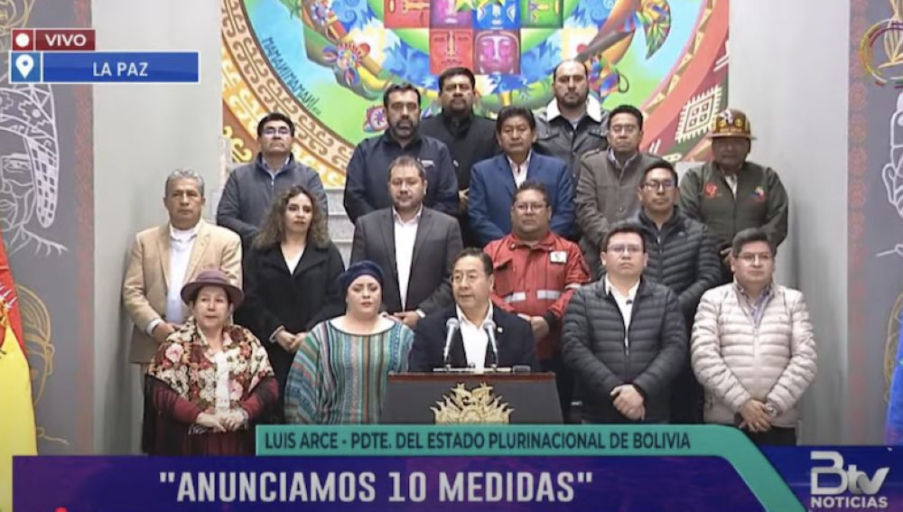 Bolivia enfrenta escasez de dólares y de combustibles