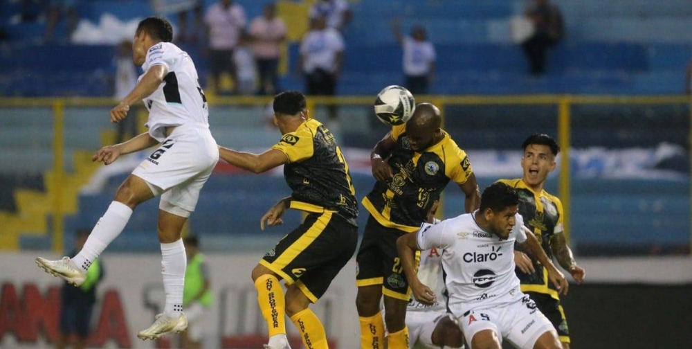 Alianza recibe a Municipal Limeño en busca de acortar distancia por el liderato