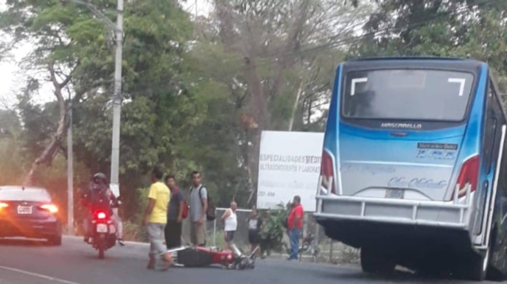 Un lesionado en choque de autobús en El Paisnal